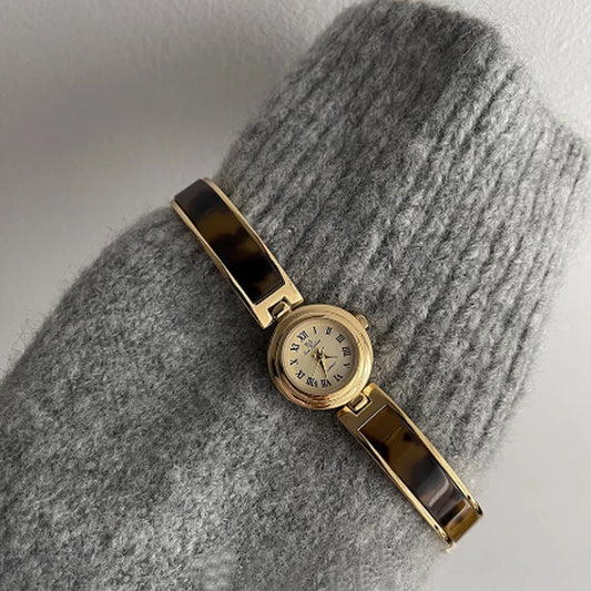 Fashion ethos Minimalist luxury gold disc with quartz women's watch for women.